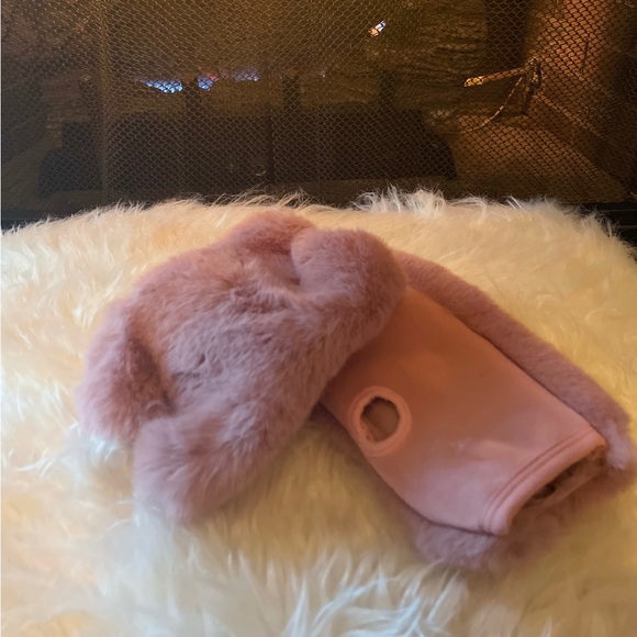 Mauve Faux Fur Mitts🔥 - Picture 1 of 2